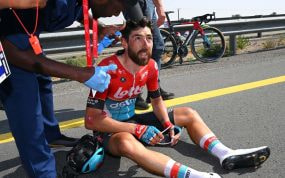 Thomas De Gendt resultó herido después de caerse durante la sexta etapa del UAE Tour 2024.