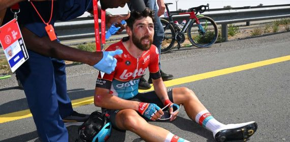 Thomas De Gendt resultó herido después de caerse durante la sexta etapa del UAE Tour 2024.