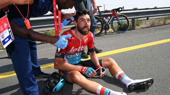 Thomas De Gendt resultó herido después de caerse durante la sexta etapa del UAE Tour 2024.