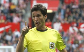 El árbitro Munuera montero en una jugada del partido de Liga de Primera División entre el Sporting y el Valencia