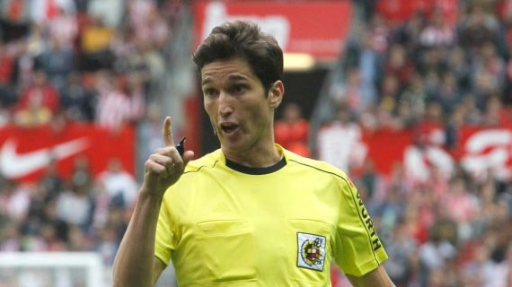 El árbitro Munuera montero en una jugada del partido de Liga de Primera División entre el Sporting y el Valencia