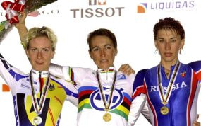 Joane Somarriba, en el centro, con el maillot arcoíris como campeona del mundo de contrarreloj.