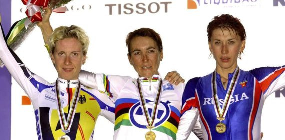 Joane Somarriba, en el centro, con el maillot arcoíris como campeona del mundo de contrarreloj.
