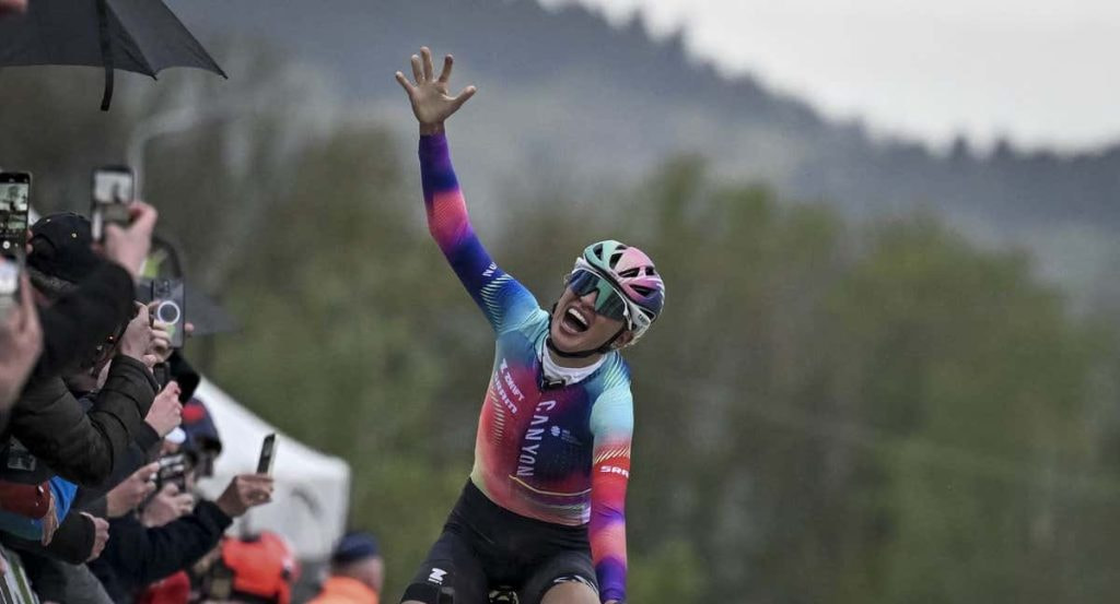 Kasia Niewiadoma celebra su victoria en la reciente Flecha Valona.