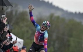 Kasia Niewiadoma celebra su victoria en la reciente Flecha Valona.