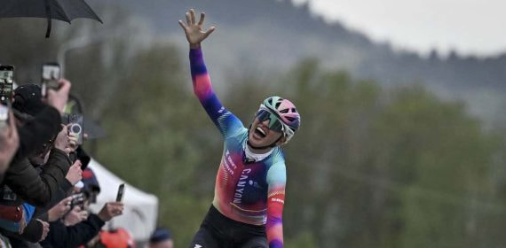Kasia Niewiadoma celebra su victoria en la reciente Flecha Valona.