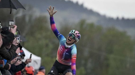 Kasia Niewiadoma celebra su victoria en la reciente Flecha Valona.