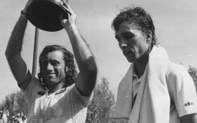 Guillermo Vilas como campeón de 1982 tras superar a Ivan Lendl.
