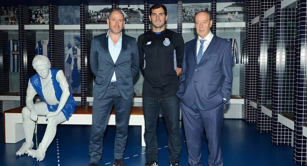Pinto da Costa, a la derecha de la imagen, junto a Iker Casillas, en el museo del club.