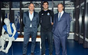 Pinto da Costa, a la derecha de la imagen, junto a Iker Casillas, en el museo del club.