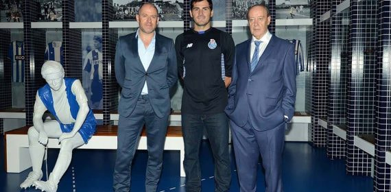 Pinto da Costa, a la derecha de la imagen, junto a Iker Casillas, en el museo del club.