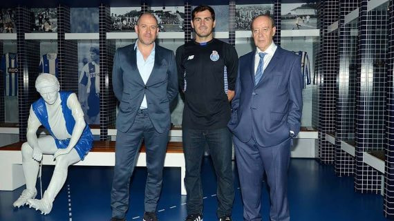 Pinto da Costa, a la derecha de la imagen, junto a Iker Casillas, en el museo del club.
