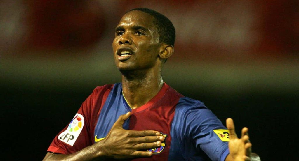 Samuel Eto'o celebra un gol durante su etapa en el Barcelona.