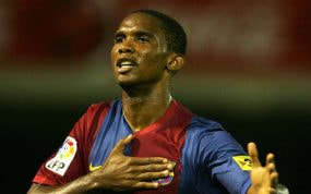 Samuel Eto'o celebra un gol durante su etapa en el Barcelona.
