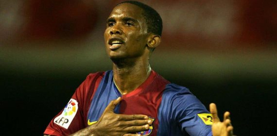 Samuel Eto'o celebra un gol durante su etapa en el Barcelona.