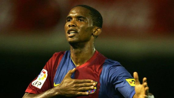 Samuel Eto'o celebra un gol durante su etapa en el Barcelona.