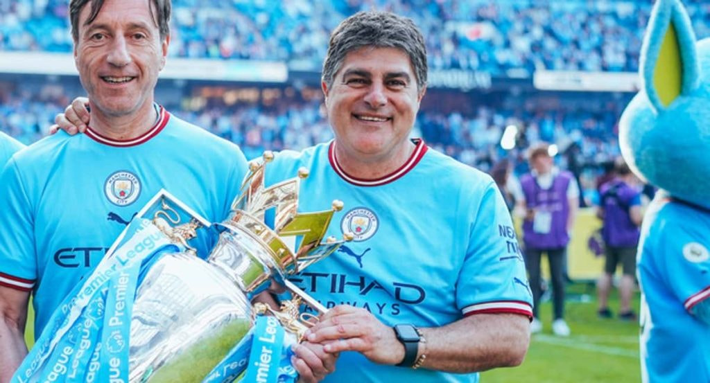 Edu Mauri celebra el último título de la Premier League.