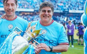 Edu Mauri celebra el último título de la Premier League.