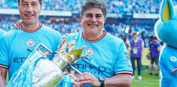 Edu Mauri celebra el último título de la Premier League.