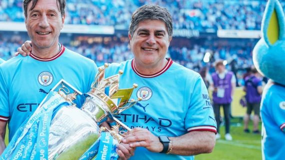 Edu Mauri celebra el último título de la Premier League.