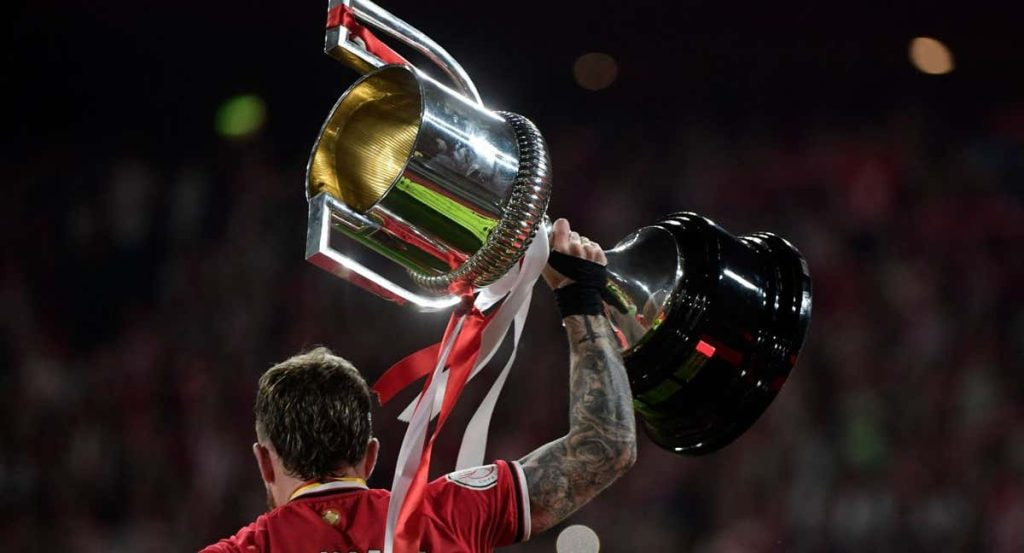 Muniain levanta la Copa.