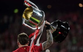 Muniain levanta la Copa.