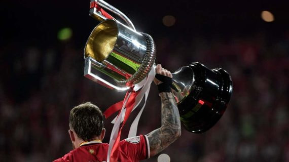 Muniain levanta la Copa.