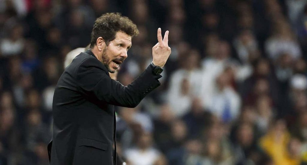 Simeone durante un partido ante el Madrid.