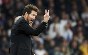 Simeone durante un partido ante el Madrid.