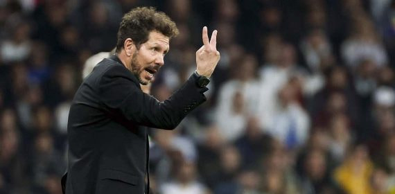 Simeone durante un partido ante el Madrid.