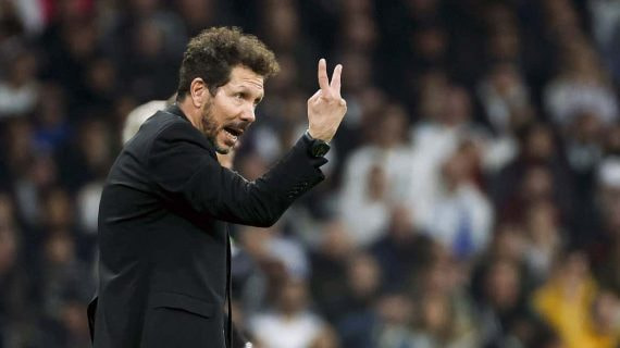 Simeone durante un partido ante el Madrid.