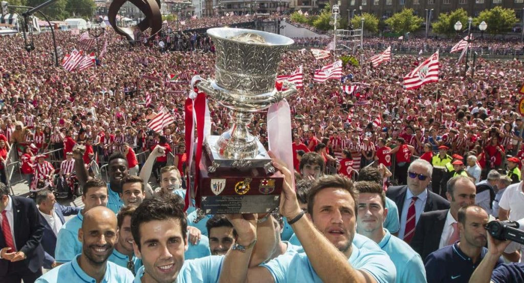 El Athletic celebra la Supercopa de España ganada en 2015.