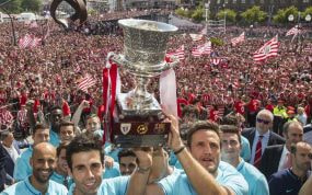 El Athletic celebra la Supercopa de España ganada en 2015.