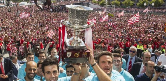 El Athletic celebra la Supercopa de España ganada en 2015.