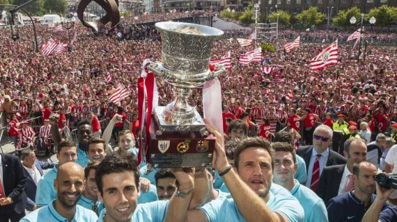 El Athletic celebra la Supercopa de España ganada en 2015.