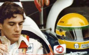 Un joven Ayrton Senna en una imagen en el circuito de Nurburgring.