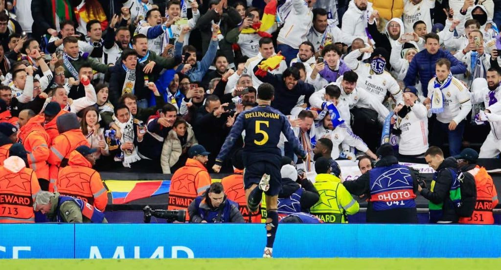 Bellingham corre hacia los aficionados del Real Madrid en el estallido de felicidad tras los penaltis en el Etihad.