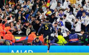 Bellingham corre hacia los aficionados del Real Madrid en el estallido de felicidad tras los penaltis en el Etihad.
