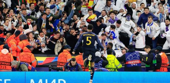 Bellingham corre hacia los aficionados del Real Madrid en el estallido de felicidad tras los penaltis en el Etihad.