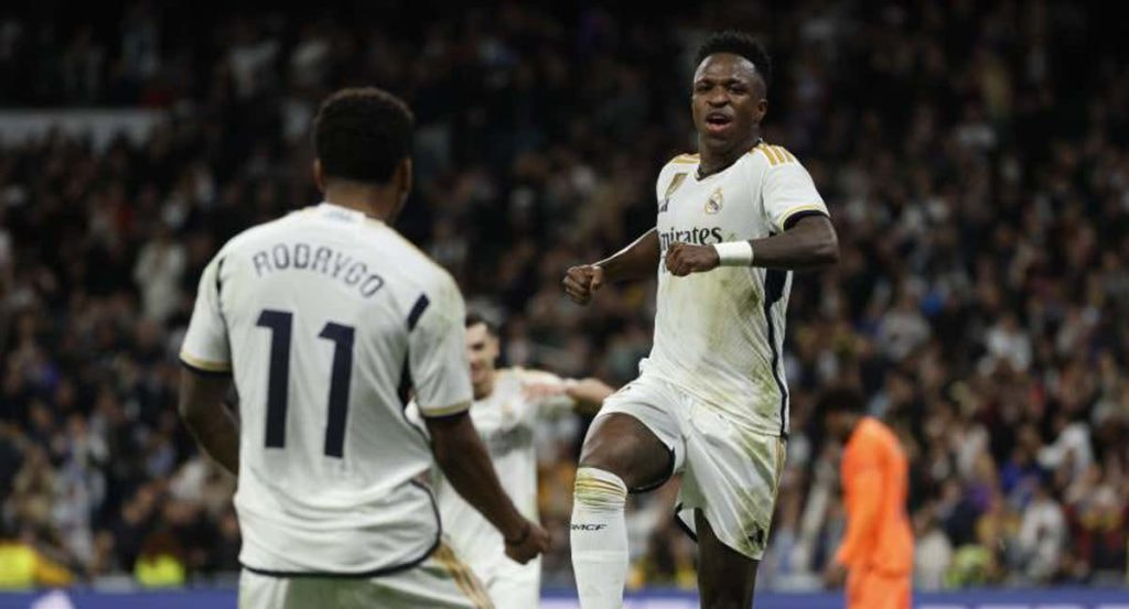 Vinicius y Rodrygo celebran un gol del Real Madrid.