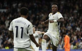 Vinicius y Rodrygo celebran un gol del Real Madrid.
