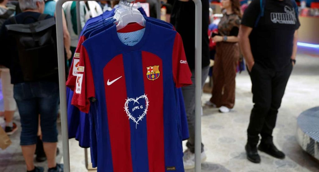 La nueva camiseta del Barcelona. de Karol G.