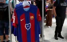 La nueva camiseta del Barcelona. de Karol G.