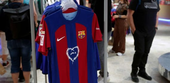 La nueva camiseta del Barcelona. de Karol G.