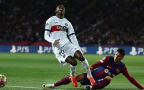 Momento en el que Cancelo hace penalti a Dembélé.
