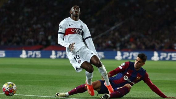 Momento en el que Cancelo hace penalti a Dembélé.