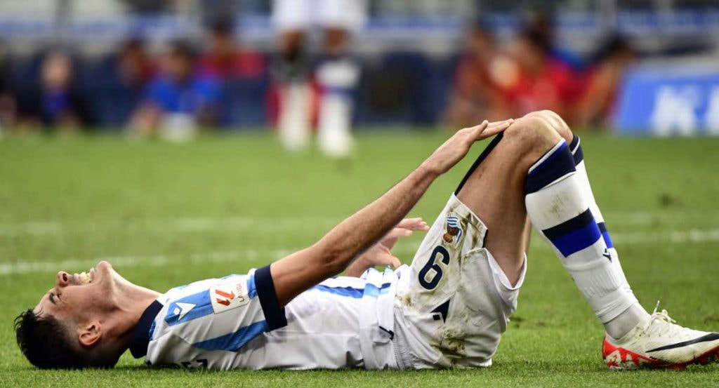 Carlos Fernández se duele de su rodilla en un encuentro de esta temporada.