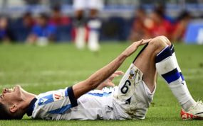 Carlos Fernández se duele de su rodilla en un encuentro de esta temporada.