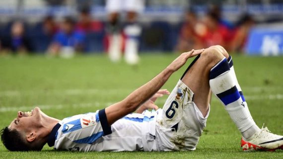 Carlos Fernández se duele de su rodilla en un encuentro de esta temporada.