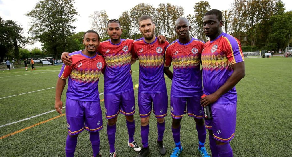 Jugadores con la camiseta republicana del Clapton FC.